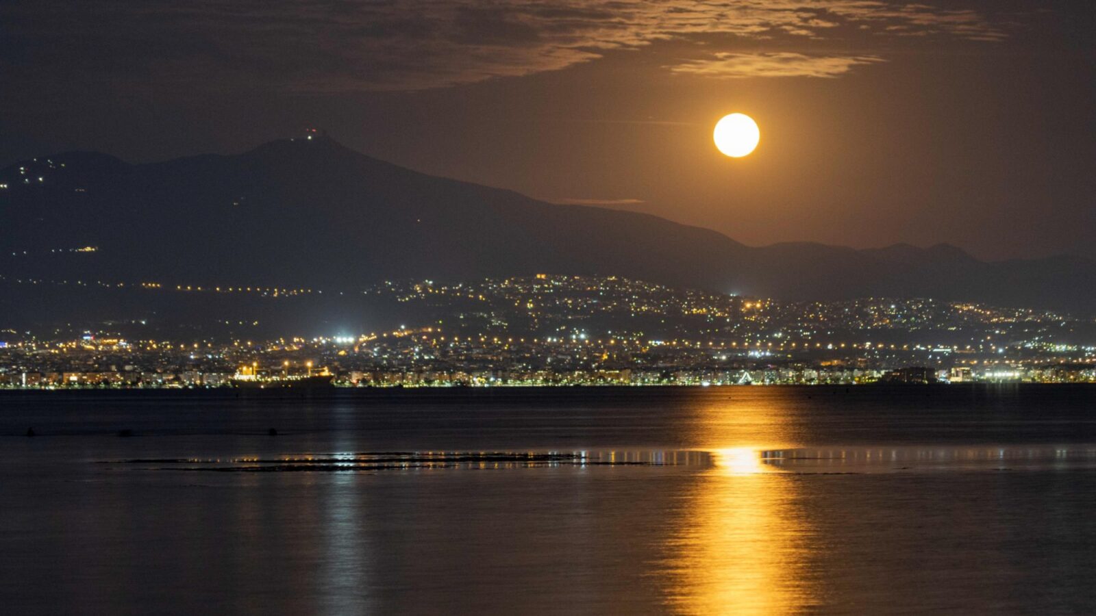 Espacio: La Luna de Cosecha comparte cielo con Saturno