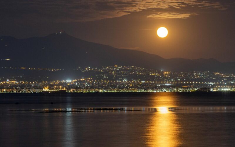 Espacio: La Luna de Cosecha comparte cielo con Saturno