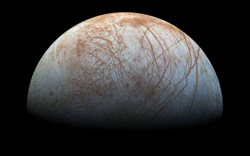 Espacio: Lunas destrozadas podrían conservar sus océanos subterráneos