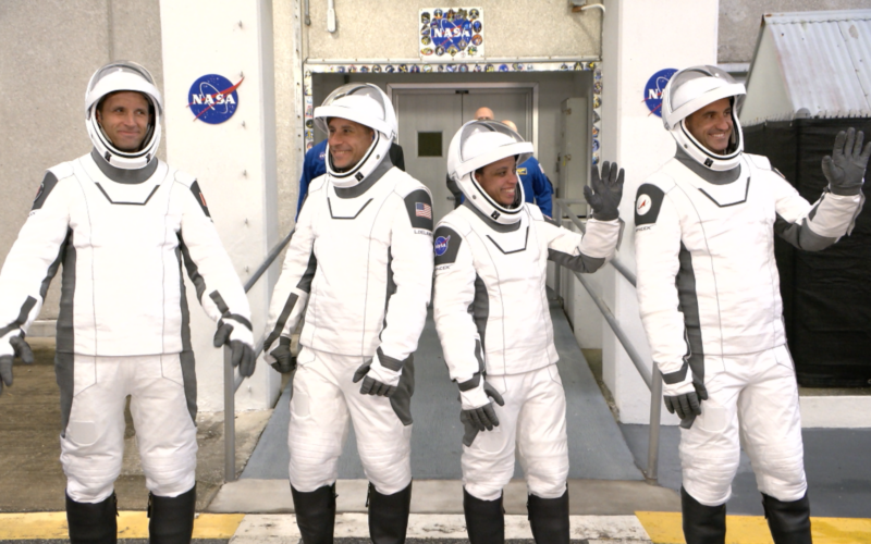 Espacio: Crew-13 se dirige a la plataforma de lanzamiento