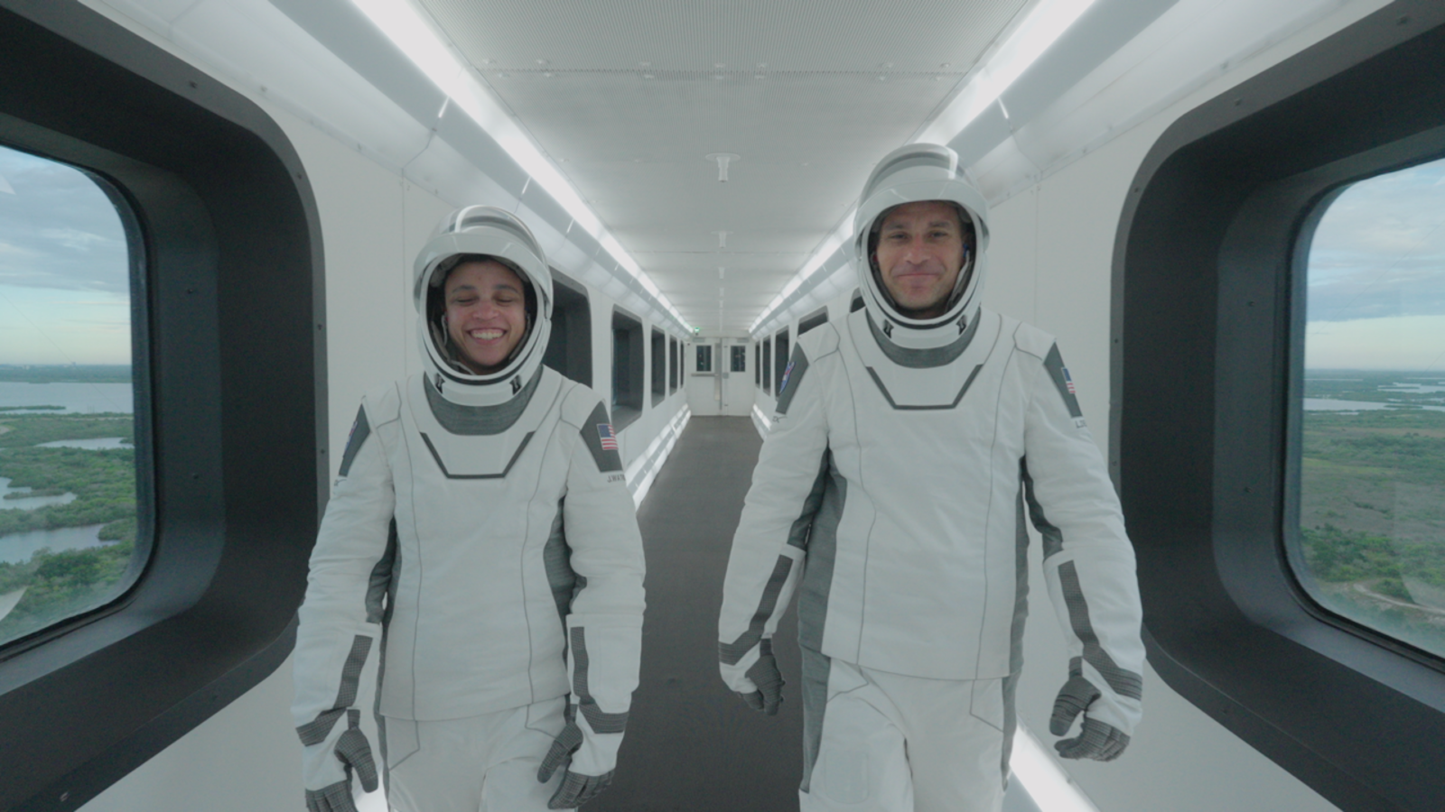 Espacio: La tripulación de Crew-13 entra en Dragon
