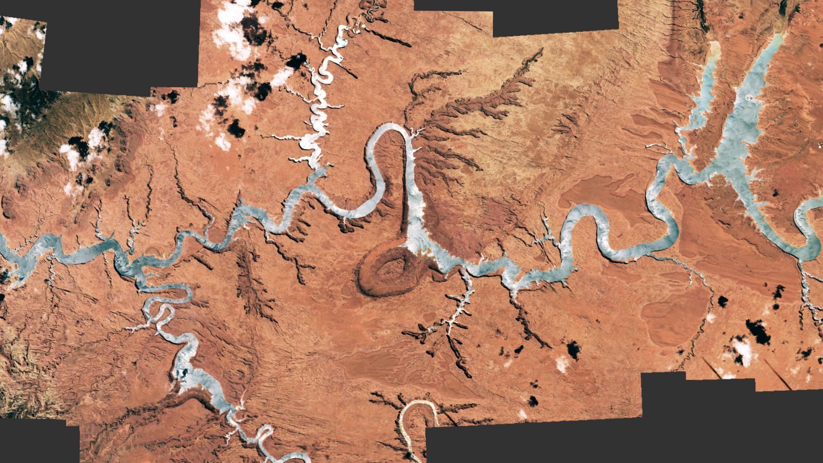Tierra: Un reflejo vuelve plateado el lago Powell