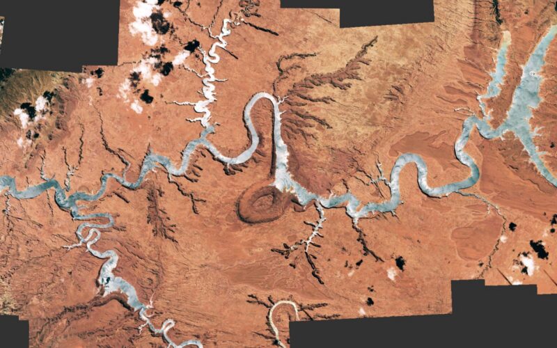 Tierra: Un reflejo vuelve plateado el lago Powell