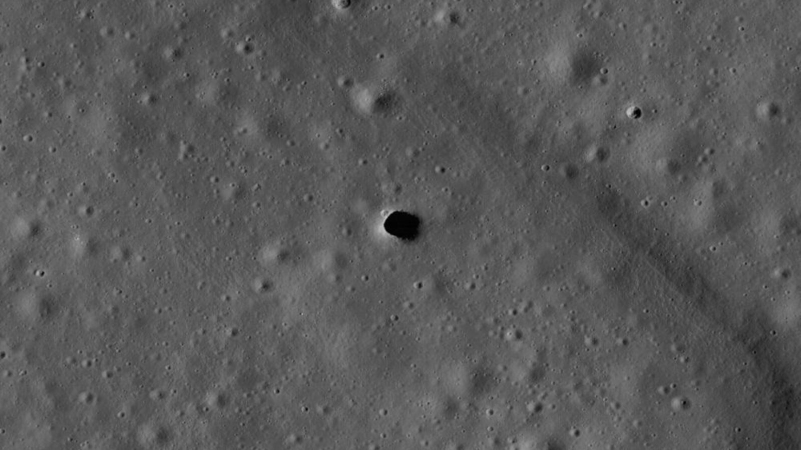 Espacio: NASA buscará una cueva bajo un pozo lunar