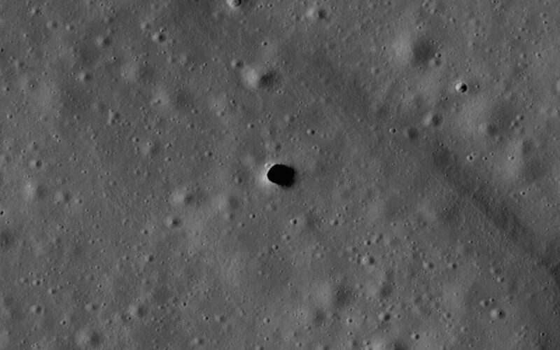 Espacio: NASA buscará una cueva bajo un pozo lunar