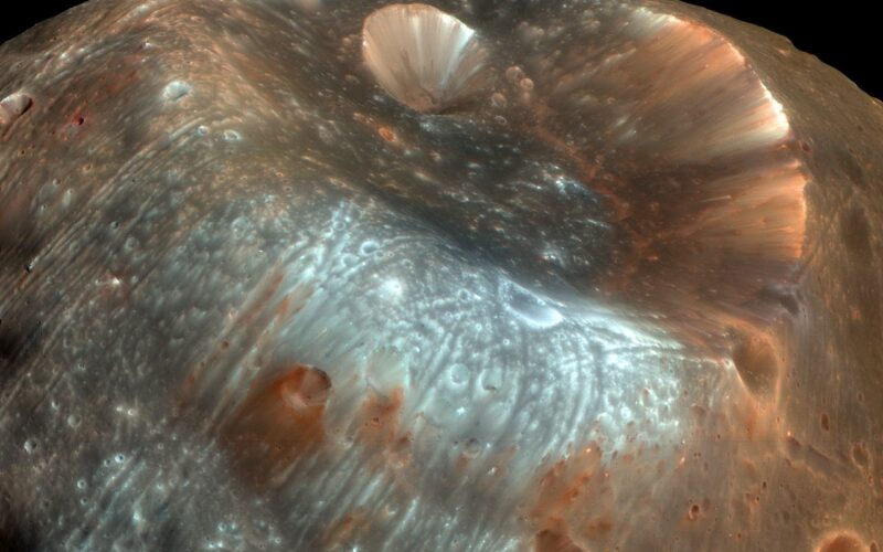 Espacio: El cráter que casi rompió una luna