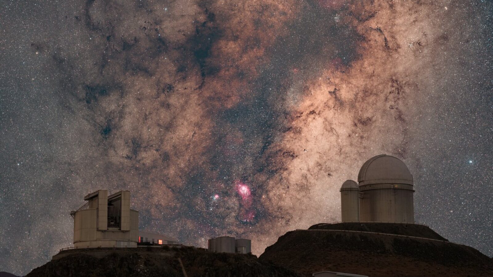 Espacio: La Vía Láctea sobre los telescopios de La Silla