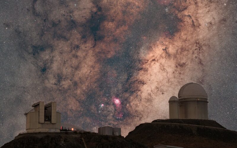 Espacio: La Vía Láctea sobre los telescopios de La Silla