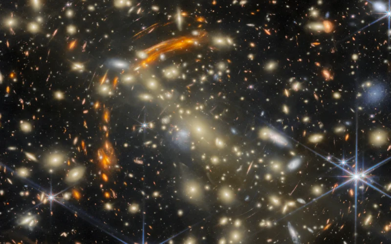 Espacio: Galaxias lejanas en una casa de espejos