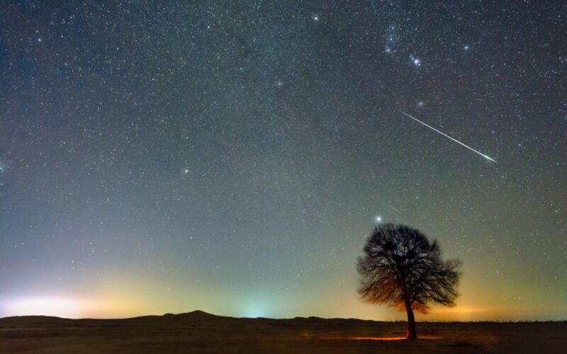 Espacio: Orion parece tumbado al salir por el este