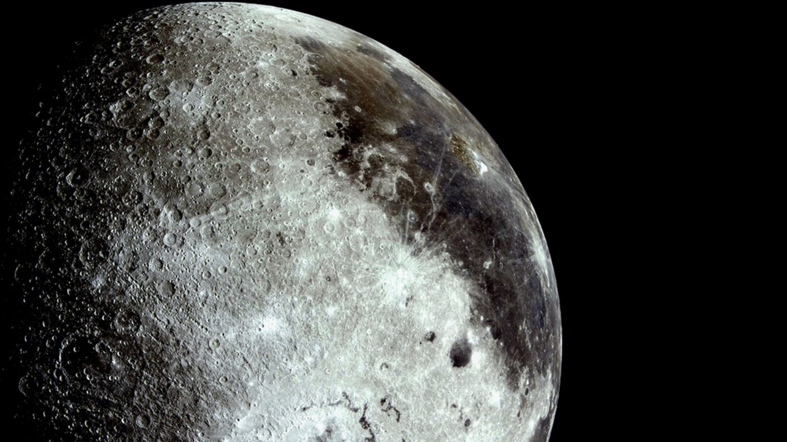 Espacio: Artemis II describe amarillos y verdes lunares