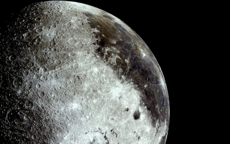 Espacio: Artemis II describe amarillos y verdes lunares