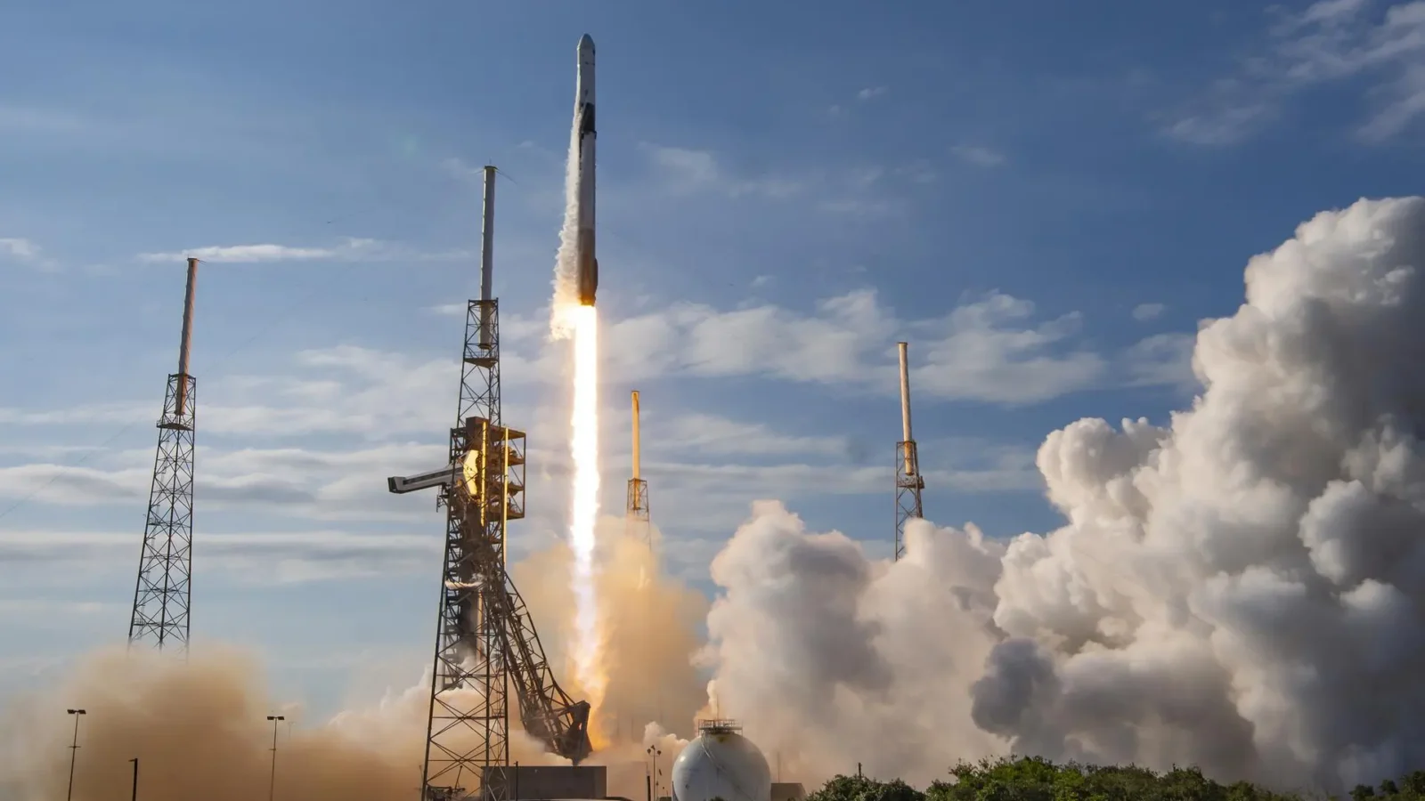 Espacio: Dragon llevará nuevos paneles solares a la EEI