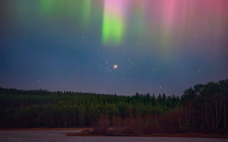 Espacio: Marte y el Pesebre bajo una cortina auroral