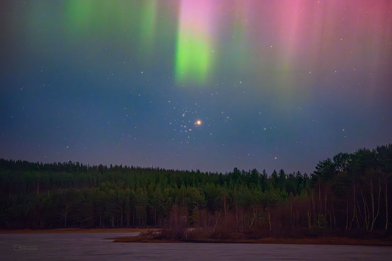 Espacio: Marte y el Pesebre bajo una cortina auroral