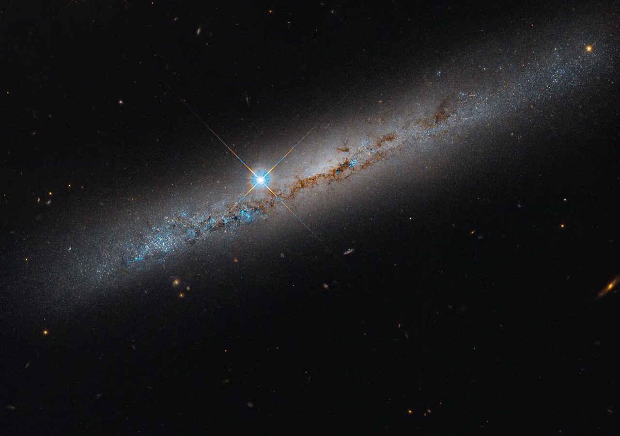 Espacio: Hubble retrata de canto la galaxia NGC 1827