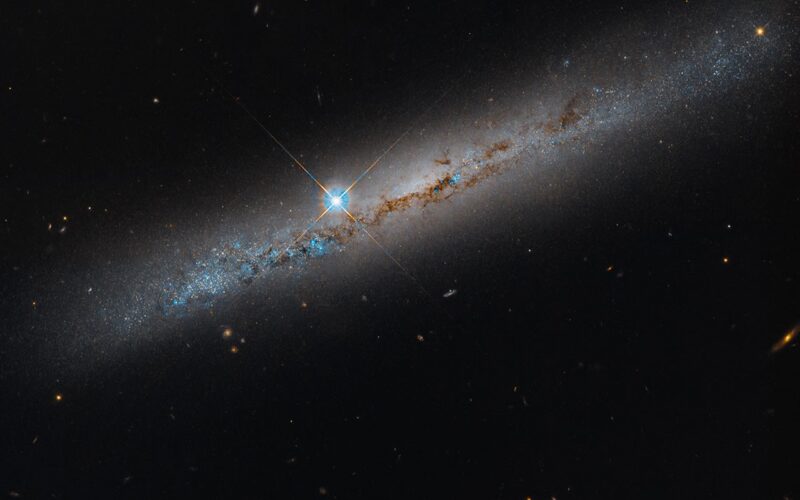 Espacio: Hubble retrata de canto la galaxia NGC 1827