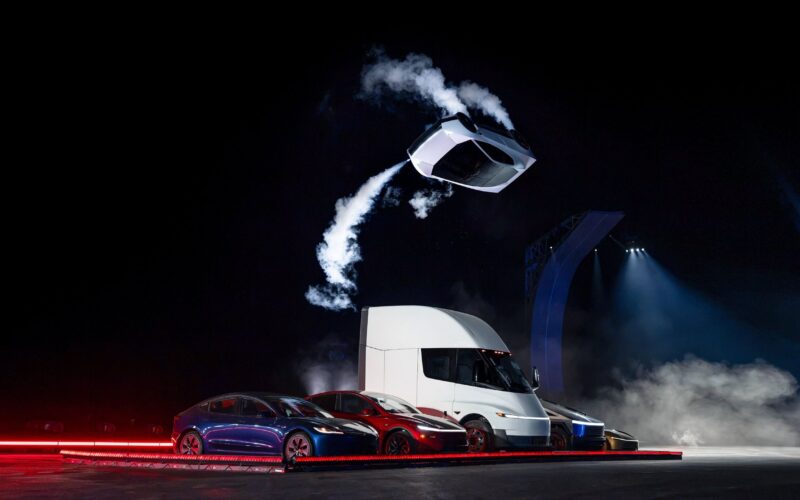 Tecnología: Tesla exhibe un Roadster con diez propulsores