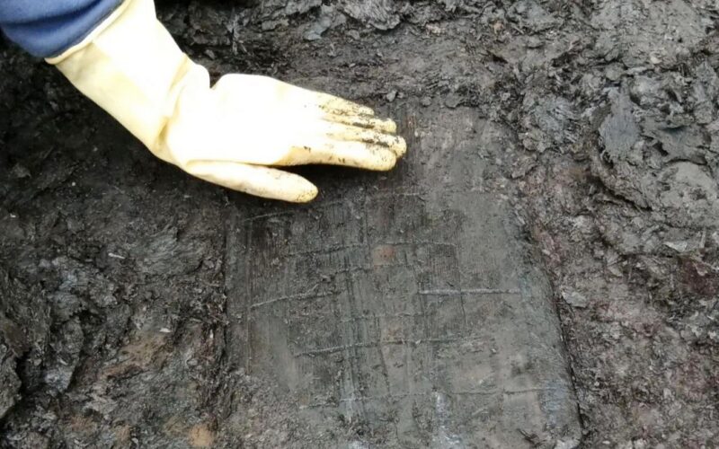 Arqueología: Hallan un tablero medieval en una pala de pan