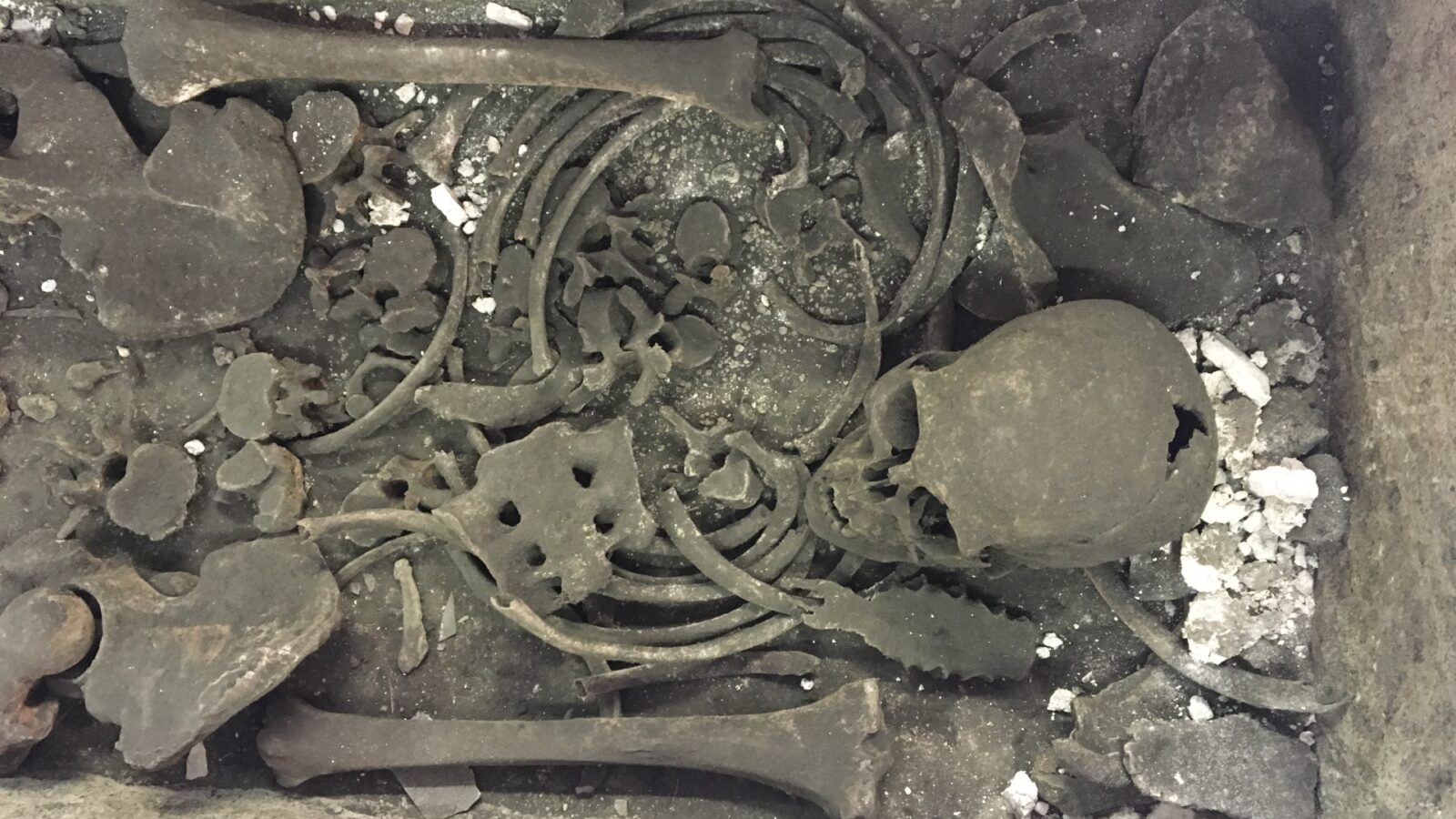 Arqueología: Un sarcófago romano apunta a dos abades medievales