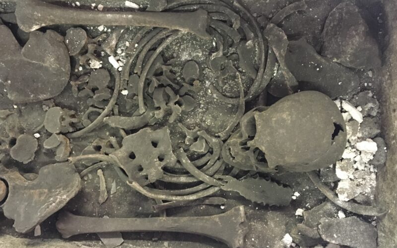 Arqueología: Un sarcófago romano apunta a dos abades medievales