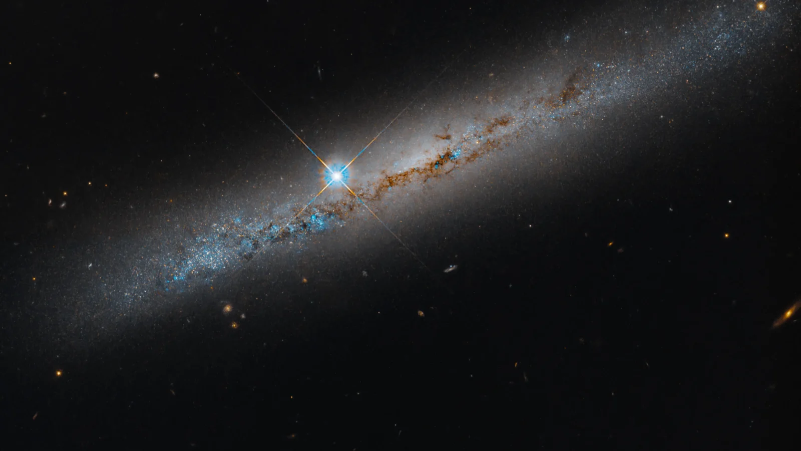Espacio: Hubble retrata una galaxia espiral de canto
