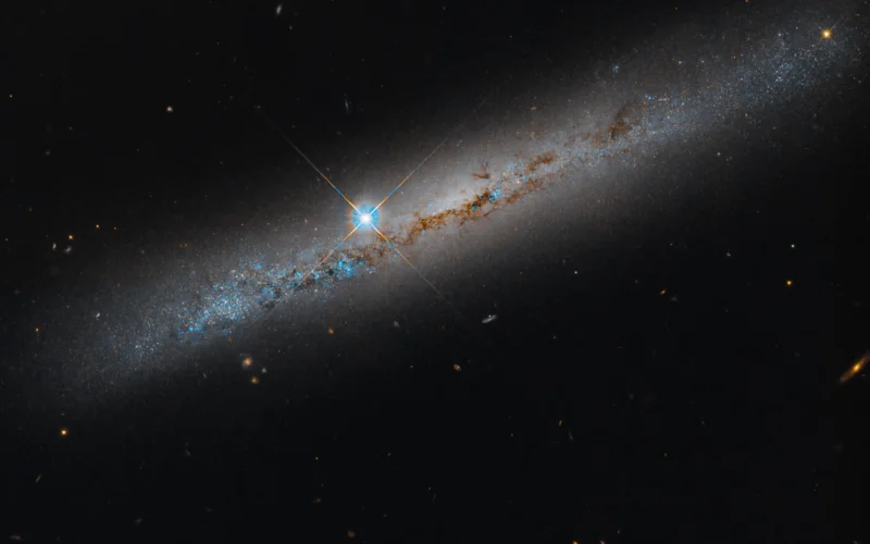 Espacio: Hubble retrata una galaxia espiral de canto