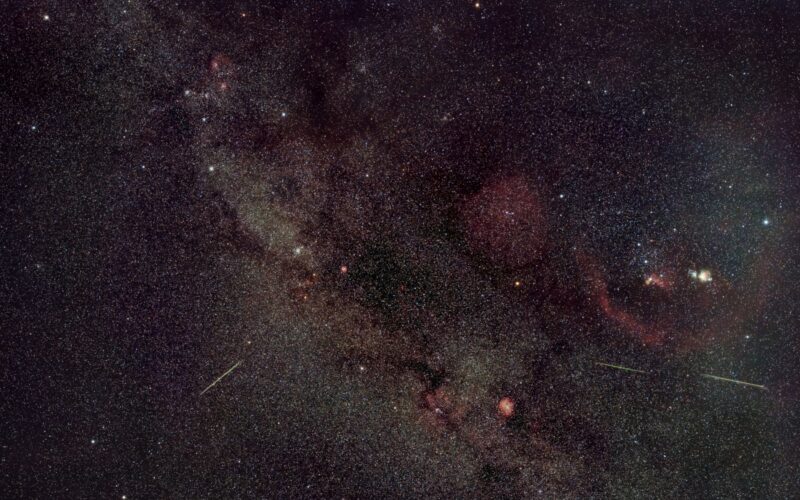 Espacio: Tres oriónidas cruzan el cielo junto a nebulosas