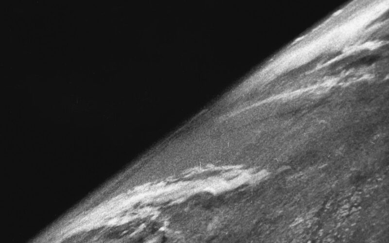 Espacio: El primer retrato espacial sobrevivió al impacto