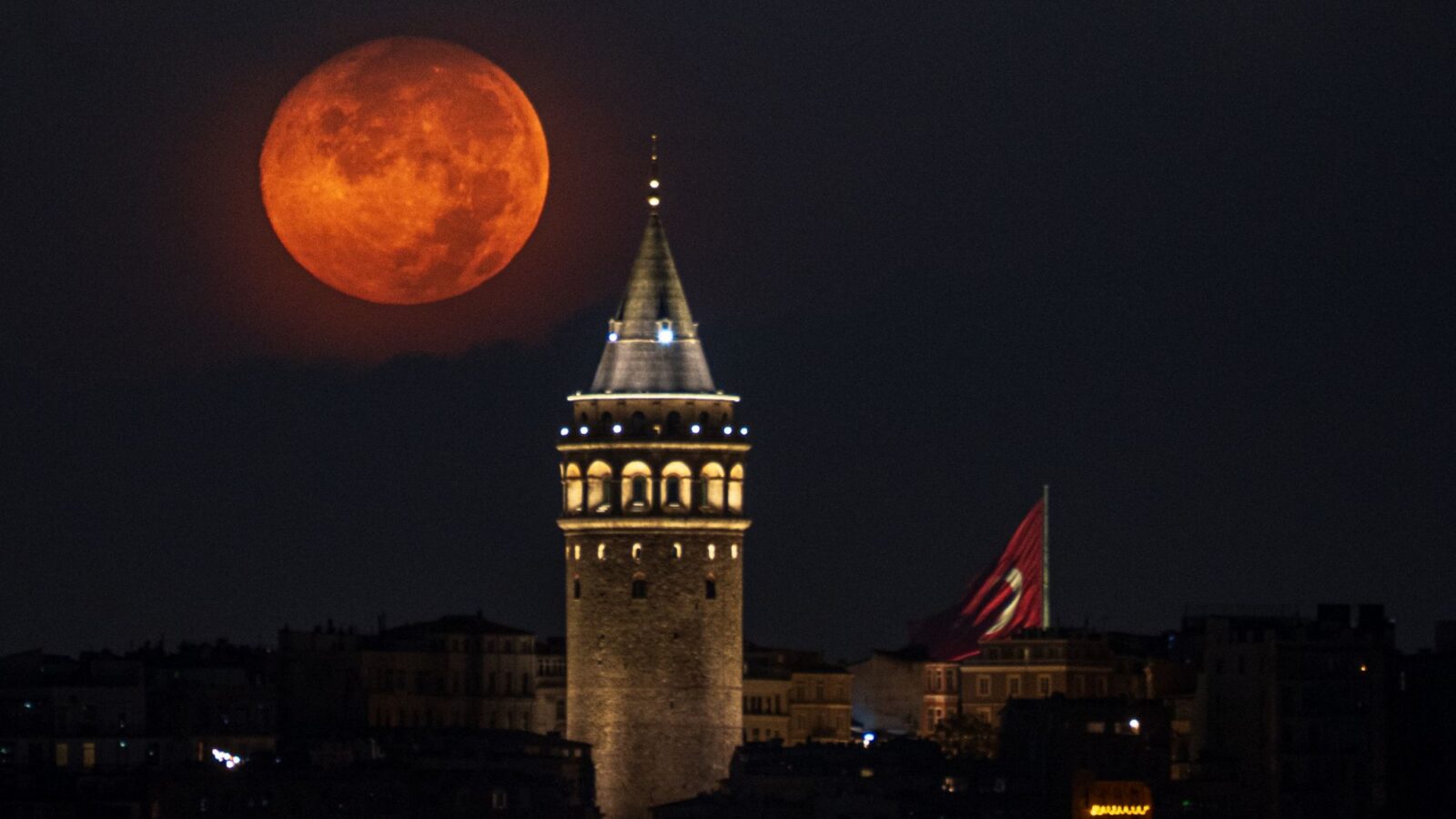 Espacio: La Luna del Cazador entre torres y nubes