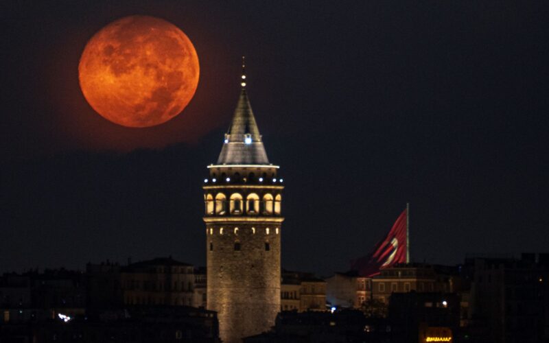 Espacio: La Luna del Cazador entre torres y nubes