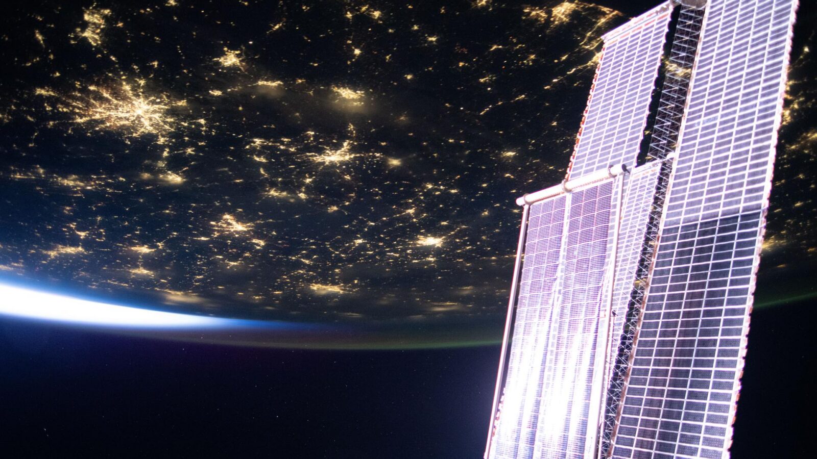 Espacio: Preparan una caminata para instalar otro panel solar