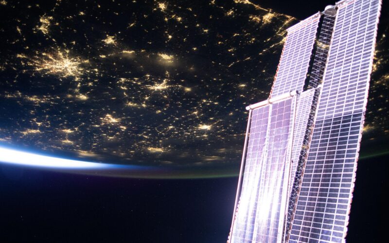 Espacio: Preparan una caminata para instalar otro panel solar