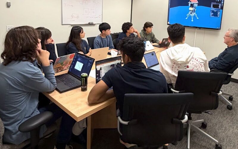 Espacio: Estudiantes calculan cuándo medir combustible rumbo a la Luna