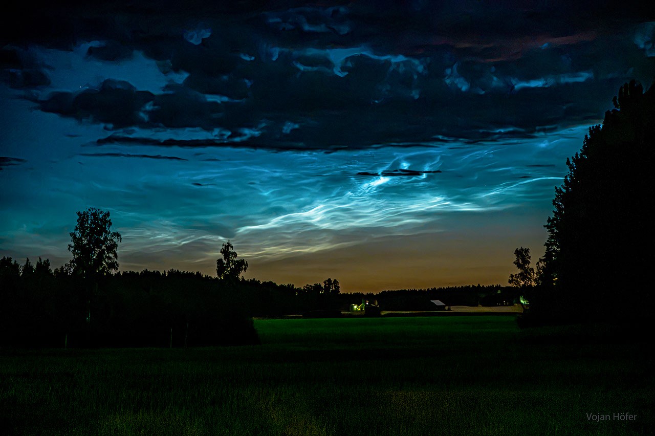 Tierra: Nubes que brillan cuando el suelo está oscuro