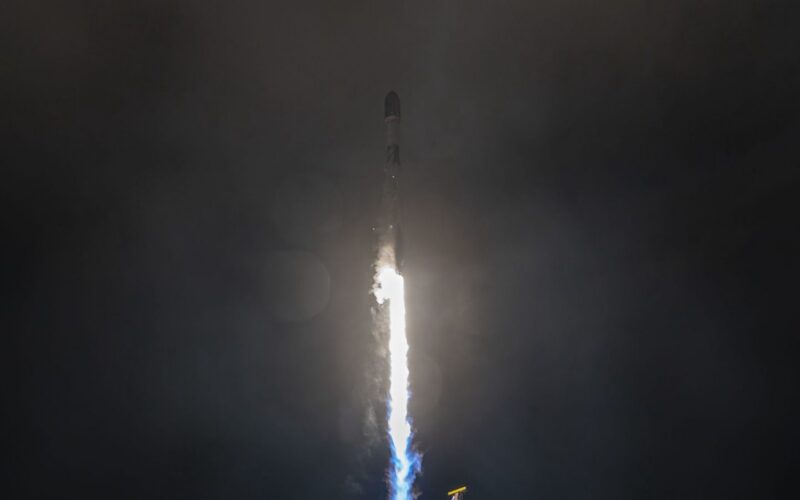 Espacio: SpaceX pone en órbita otros 27 Starlink