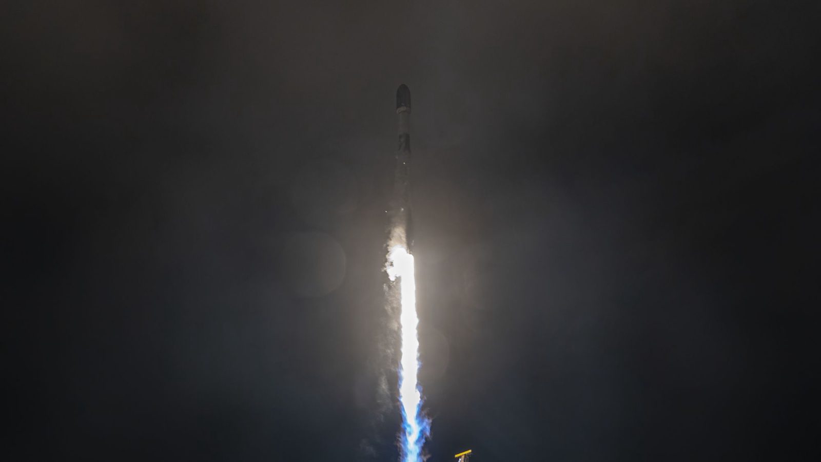 Espacio: SpaceX pone en órbita otros 27 Starlink
