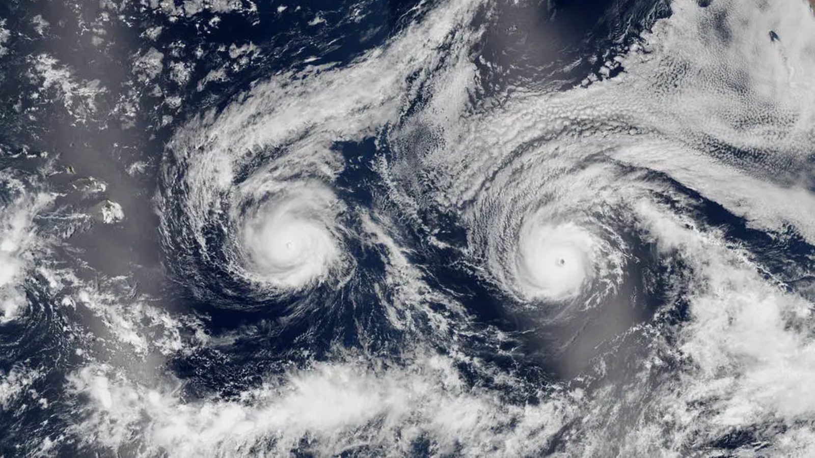 Clima: Dos huracanes «sonreían» hacia el espacio en 2016