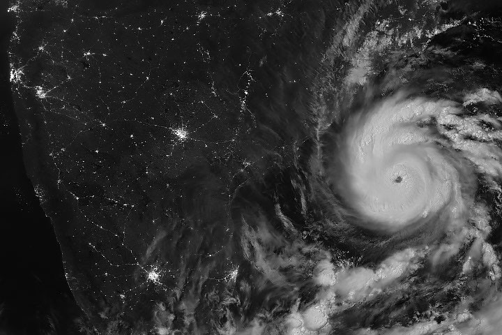 Clima: Arnab golpea India con vientos de 130 km/h