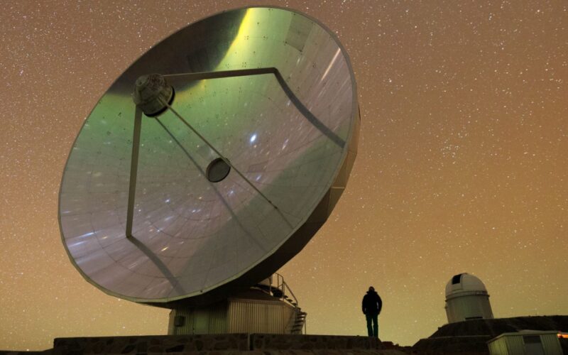 Espacio: Un telescopio retirado refleja las estrellas del cielo austral