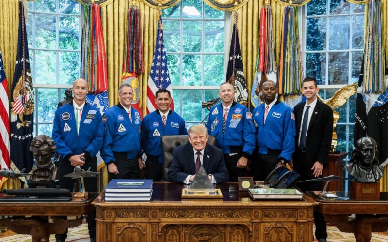 Espacio: La tripulación de Artemis III visita a Trump