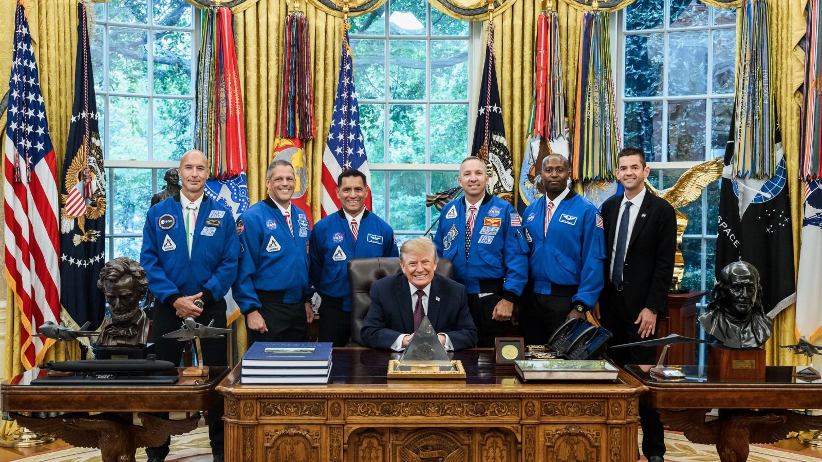 Espacio: La tripulación de Artemis III visita a Trump