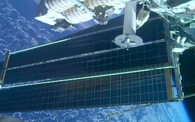 Espacio: La ISS despliega su penúltimo panel solar renovado