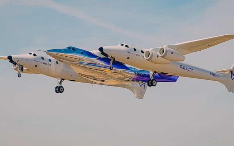 Espacio: Apeiron vuela sujeto a su avión portador