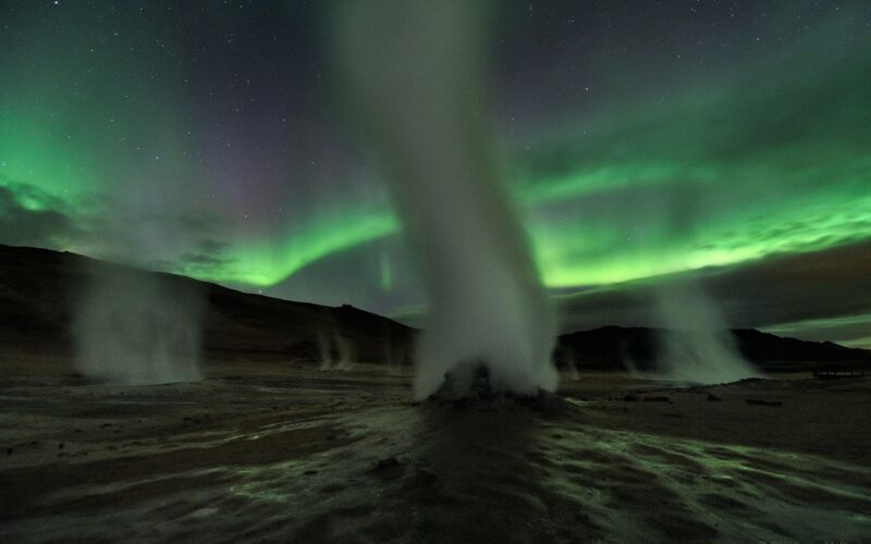 Tierra: Auroras y fumarolas bajo una noche espectral