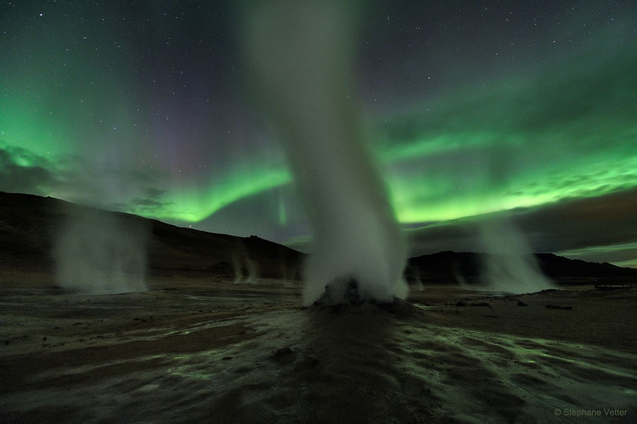 Tierra: Auroras y fumarolas bajo una noche espectral