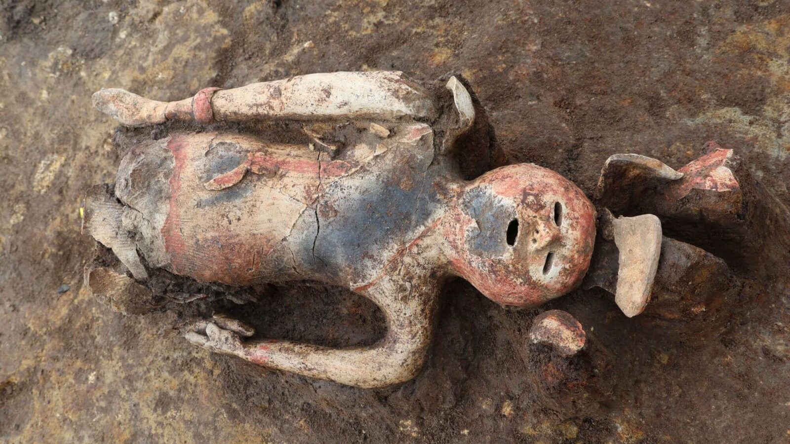 Arqueología: Una figura de arcilla apunta a una sacerdotisa