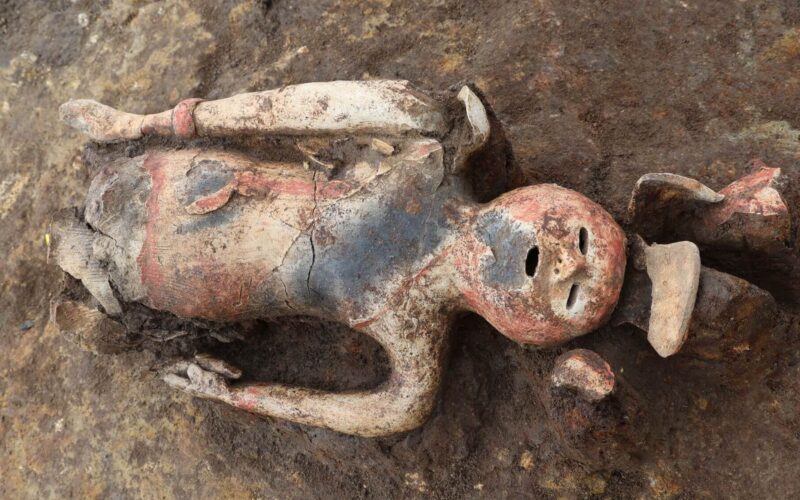 Arqueología: Una figura de arcilla apunta a una sacerdotisa
