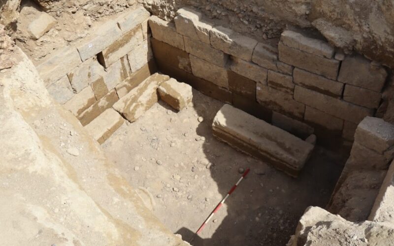 Arqueología: Una tumba etrusca conserva oro, armas y zapatos