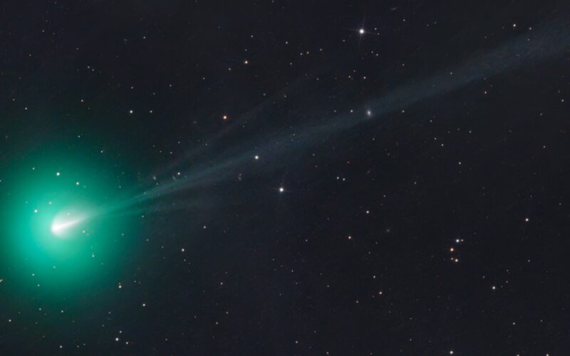 Espacio: Un cometa verde cruza el cielo de Namibia